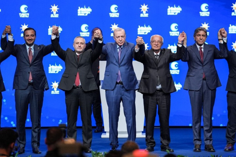 İstanbulda 3 belediye başkanı AK Partiye katıldı: Rozetlerini Cumhurbaşkanı Erdoğan taktı