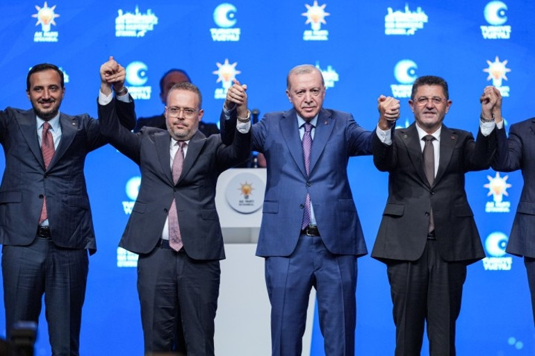 İstanbulda 3 belediye başkanı AK Partiye katıldı: Rozetlerini Cumhurbaşkanı Erdoğan taktı