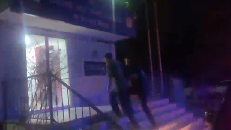 Bakırköyde parkta uygunsuz davranışlarda bulunan 2 kişi yakalandı