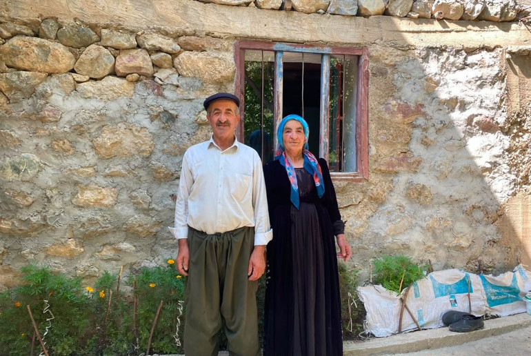 Yüksekovada 2 dönümlük bahçesinde ürettiği domates ve salatalıkla 9 çocuk büyüttü