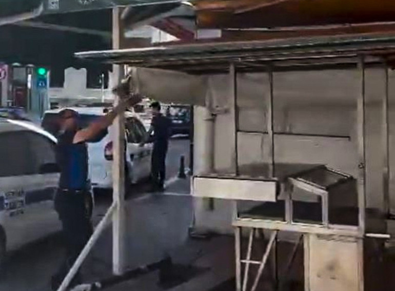 Çocuğu için 2 lahmacun isteyen kadına tepki gösteren seyyar satıcının tezgahı kaldırıldı