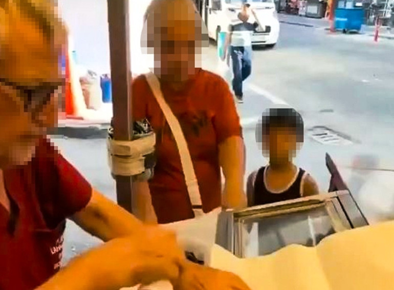 Çocuğu için 2 lahmacun isteyen kadına tepki gösteren seyyar satıcının tezgahı kaldırıldı