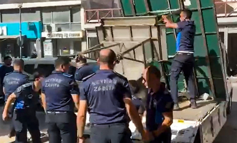 Çocuğu için 2 lahmacun isteyen kadına tepki gösteren seyyar satıcının tezgahı kaldırıldı