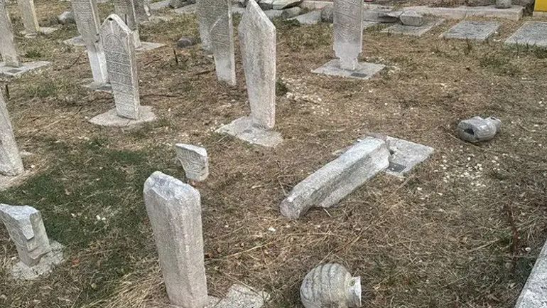 Fatihte tarihi hazireye çirkin saldırı 7 mezar taşını kırıp kaçtı