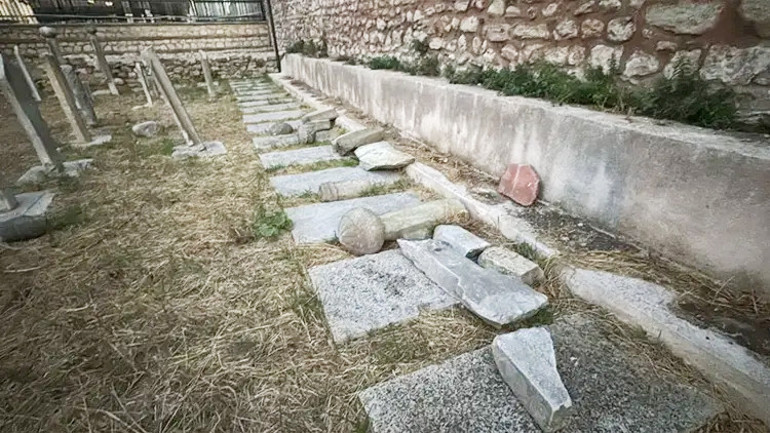 Fatihte tarihi hazireye çirkin saldırı 7 mezar taşını kırıp kaçtı