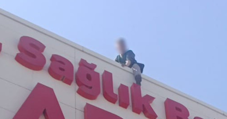 Hatayda ilginç ikna yöntemi Çatıdaki şahsı Karpuz keselim gel diyerek indirdiler