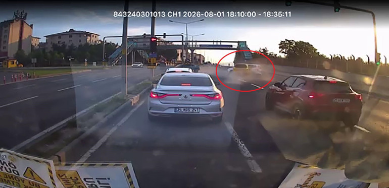 Tam bir trafik canavarı Zincirleme kazanın görüntüsü pes dedirtti