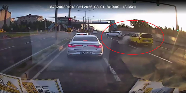 Tam bir trafik canavarı Zincirleme kazanın görüntüsü pes dedirtti