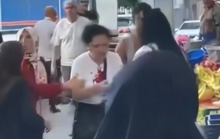 Kadın müşterinin kafasına kalas fırlatan esnaf tutuklandı