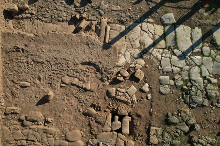 2,2 metre yüksekliğinde ve çok iyi korunmuş yapıda