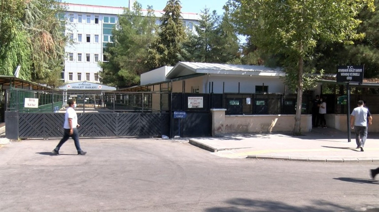 Elbiselerini yıkayıp asmış