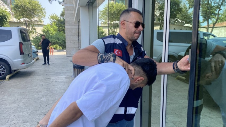  Genç kızın kollarını yaktı