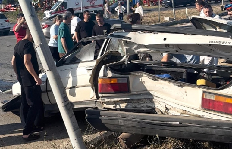 İkiye bölünen otomobilden sağ çıktı