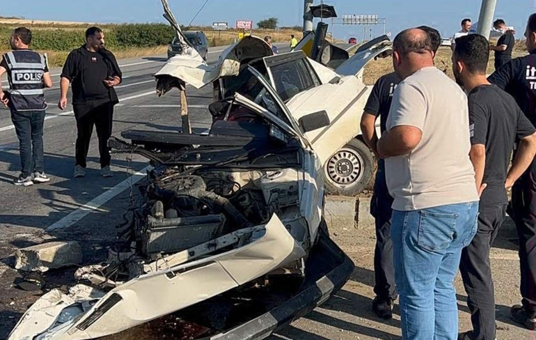 İkiye bölünen otomobilden sağ çıktı