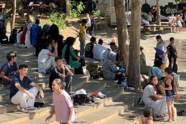 ağaçtan sarkıtılan hortumla serinlediler