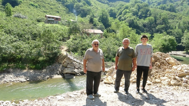 Giresunda çürüyen asma köprüde tehlikeli geçiş: Her an dereye düşme korkusu yaşıyorlar
