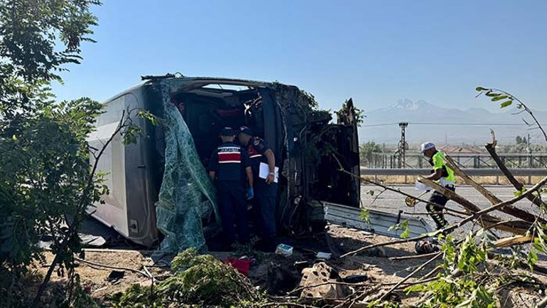  1 ölü, 22 yaralı Büyük faciayı emniyet kemeri uyarısı önledi