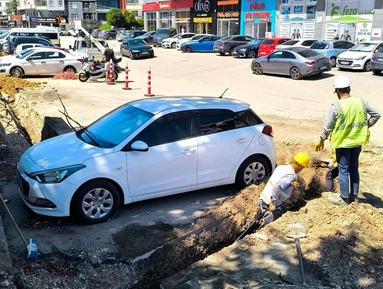 Bursada ilginç görüntü: Araç sahibine ulaşamayınca çözümü böyle buldular
