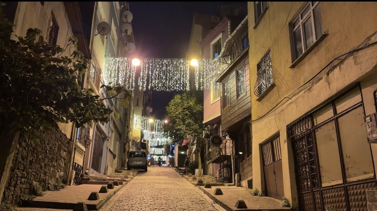 Beyoğlunda dehşet: Köpeğine saldıran pitbullun sahibini bıçakladı