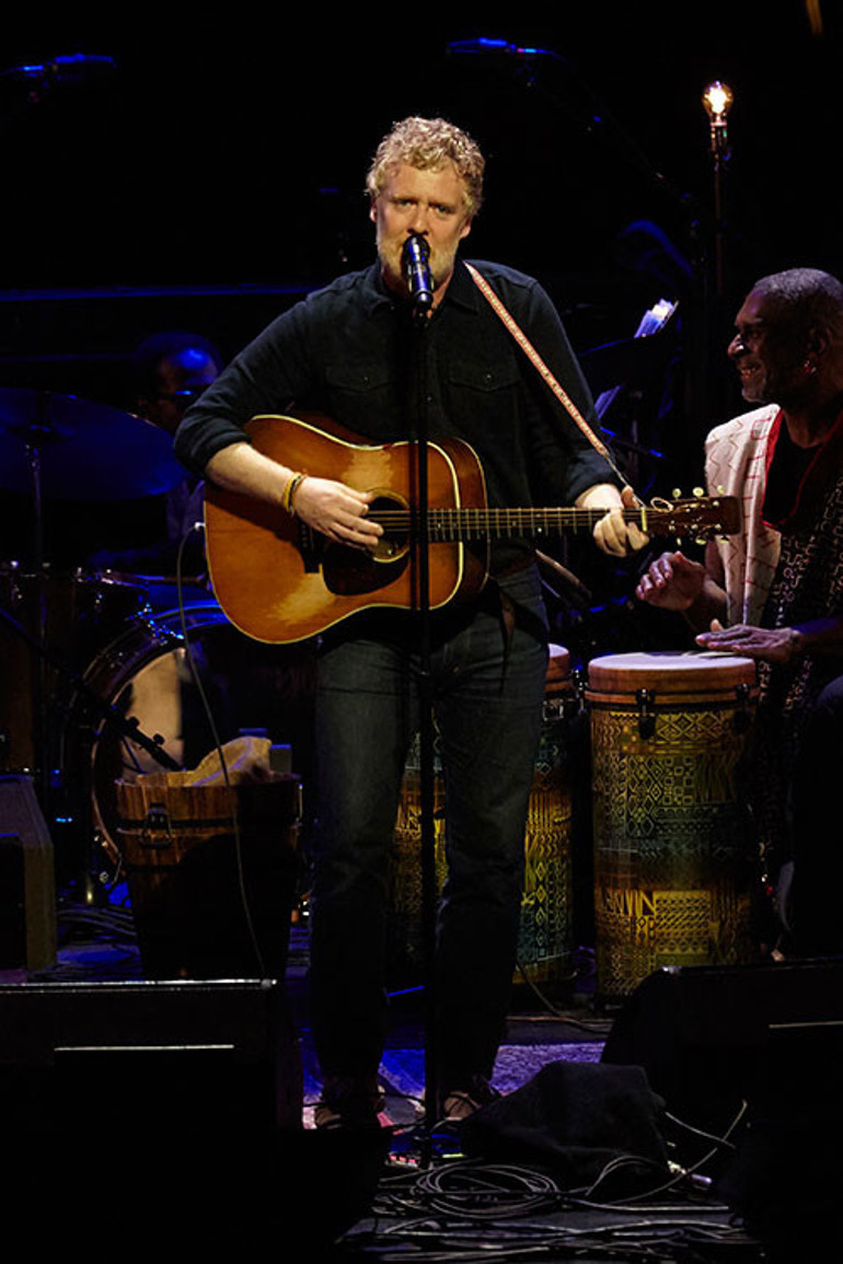 Müzik dünyası en acı günde buluştu... Kocasının cenazesinde de böyle yapmıştı... Genç yaşta ölen ünlü müzisyeni gülerek uğurladı