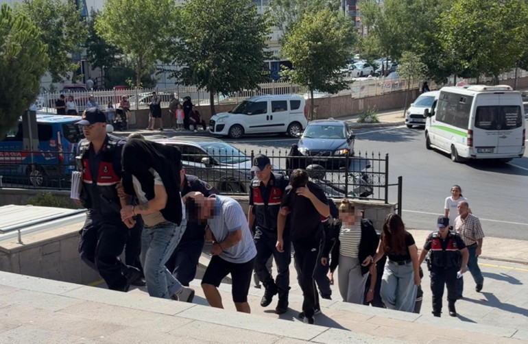 Yasak aşk iddiasıyla dehşet Ormana götürüp kadın kıyafeti giydirerek özür dilettiler: 6 kişi gözaltına alındı