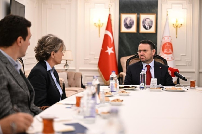 Behçet Oktayın şüpheli ölümünde yeni sayfa Bakan Gürlek, aileyle görüştü... Her iki elinde de olması şüphe uyandırıcı