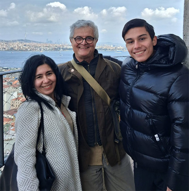 Bir dönem Türkiyenin en yakışıklılarından biriydi... Ne kadar ünlü olursa olsun o hâlâ köy çocuğu, hâlâ annesinin vefalı oğlu