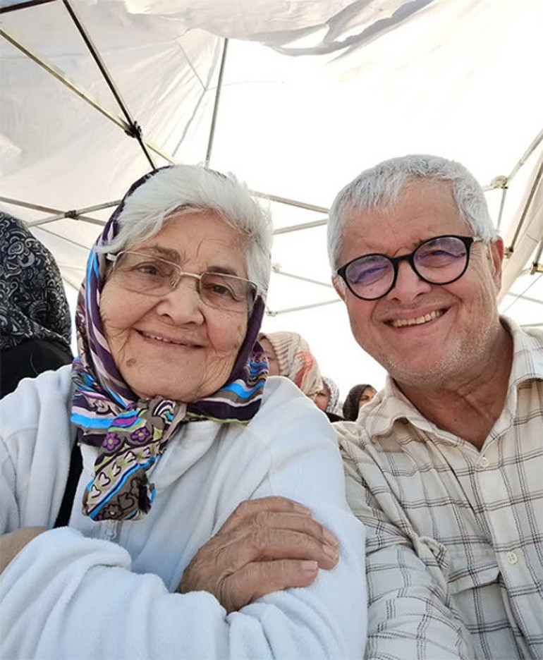 Bir dönem Türkiyenin en yakışıklılarından biriydi... Ne kadar ünlü olursa olsun o hâlâ köy çocuğu, hâlâ annesinin vefalı oğlu