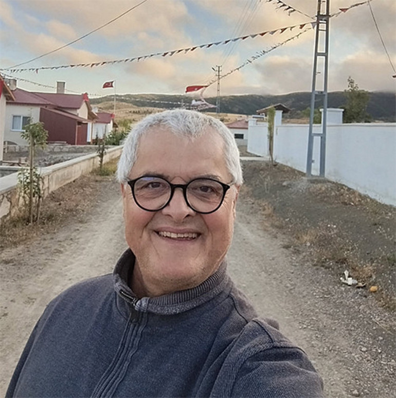 Bir dönem Türkiyenin en yakışıklılarından biriydi... Ne kadar ünlü olursa olsun o hâlâ köy çocuğu, hâlâ annesinin vefalı oğlu