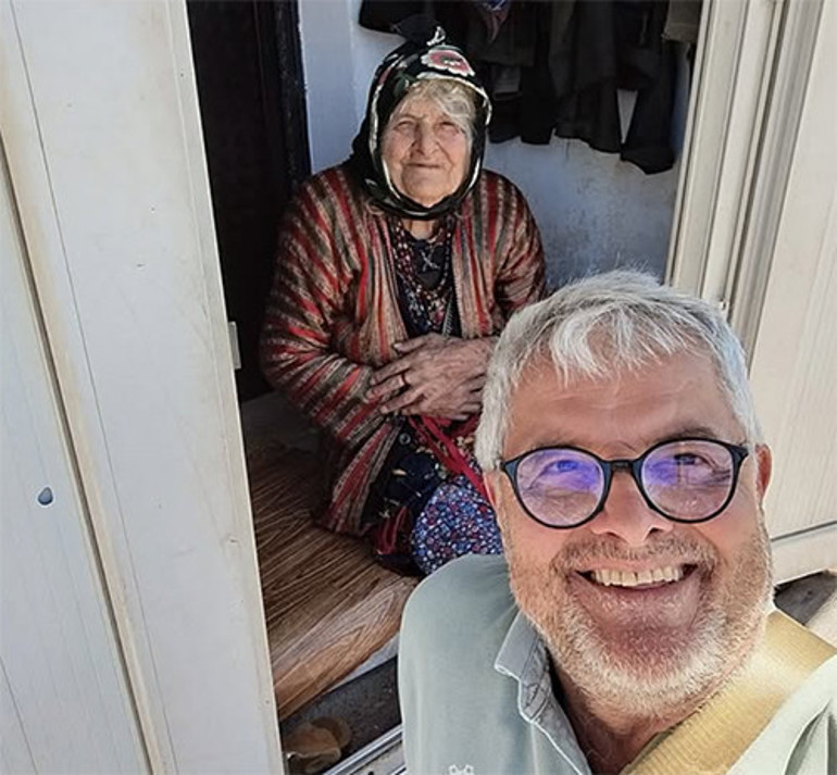 Bir dönem Türkiyenin en yakışıklılarından biriydi... Ne kadar ünlü olursa olsun o hâlâ köy çocuğu, hâlâ annesinin vefalı oğlu