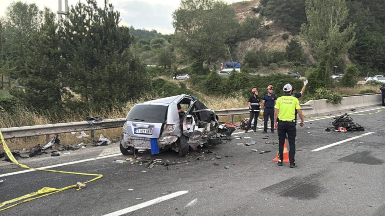 Bolu D-100de iki otomobil kafa kafaya çarpıştı: 1 ölü, 2 yaralı