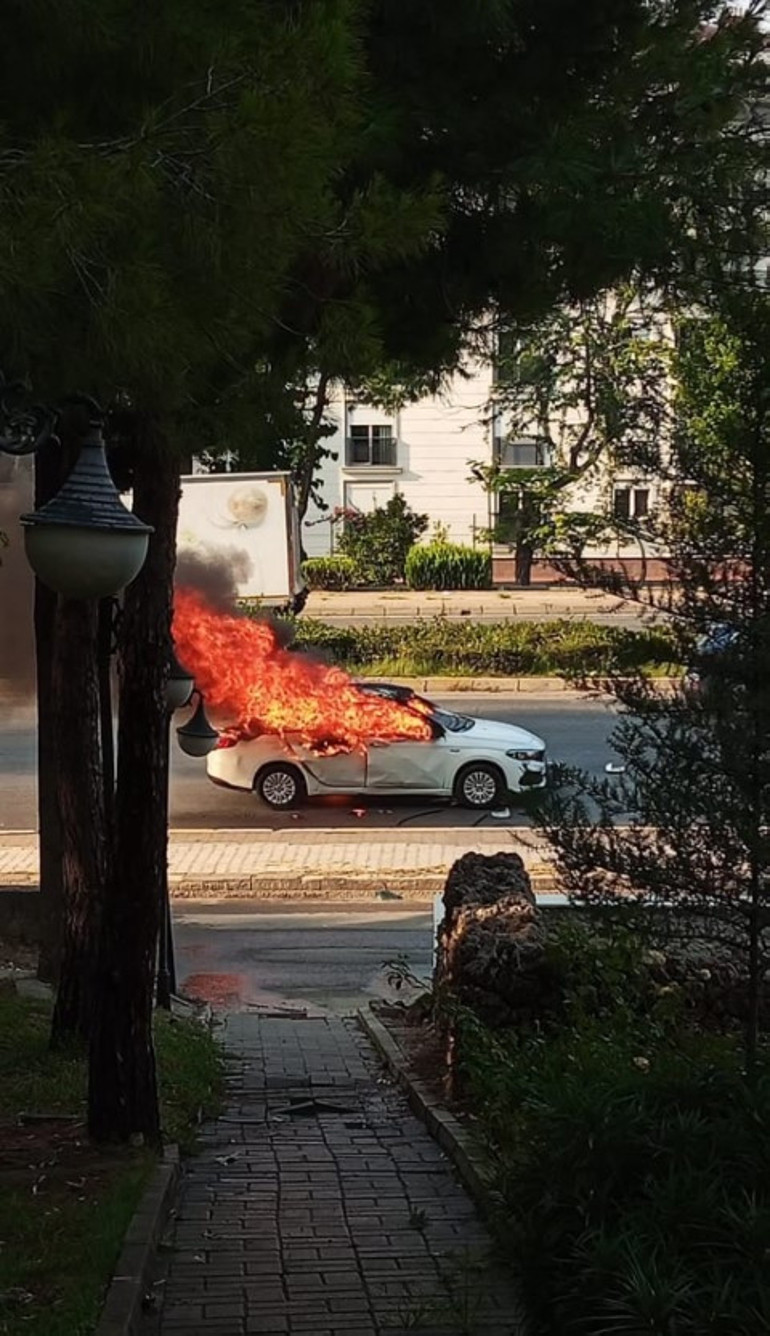 Seyir halindeyken yanan otomobil küle döndü