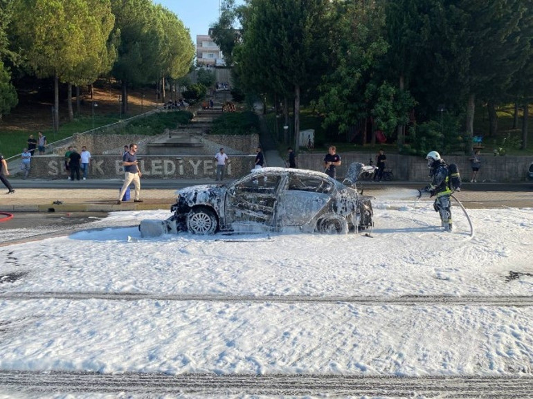 Seyir halindeyken yanan otomobil küle döndü