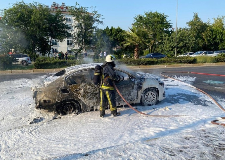 Seyir halindeyken yanan otomobil küle döndü