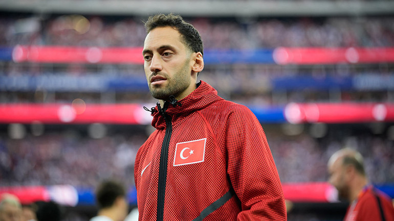 Hakan Çalhanoğlundan transfer yanıtı: Adımın neden gündeme getirildiğini anlamıyorum