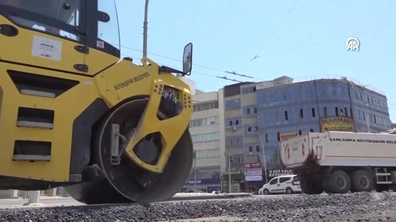 Termometreler 50 dereceye dayandı: Asfalt işçileri güçlükle çalışıyor