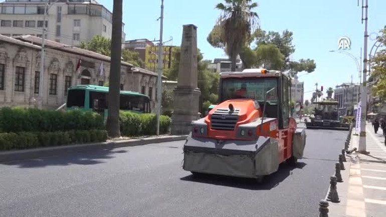 Termometreler 50 dereceye dayandı: Asfalt işçileri güçlükle çalışıyor