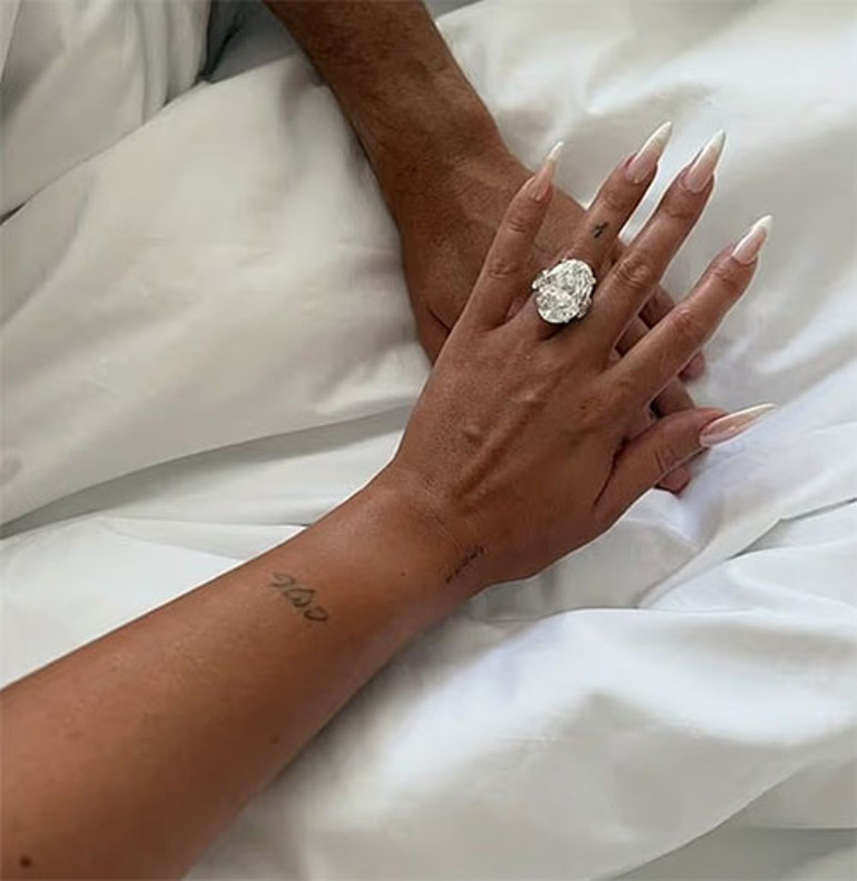 Evlenme teklifi için tam dokuz sene beklemişti... Mağazada başladı, nikah masasına ulaştı: Büyük aşka mutlu son