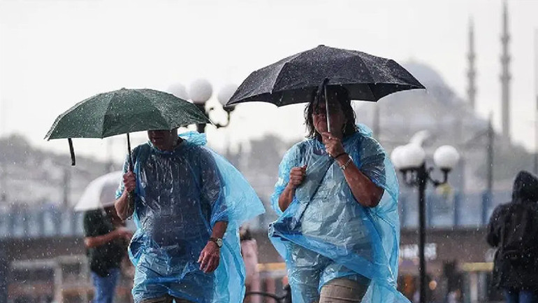 İstanbulda sıcak havaya sağanak molası: Meteorolojiden kuvvetli rüzgar uyarısı