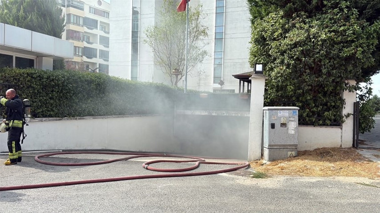 Şarjdaki elektrikli otomobil yandı, çevresindeki 2 araç zarar gördü