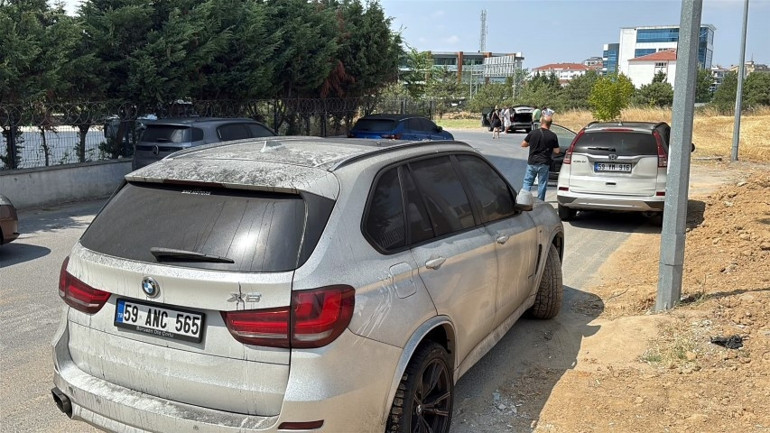 Şarjdaki elektrikli otomobil yandı, çevresindeki 2 araç zarar gördü