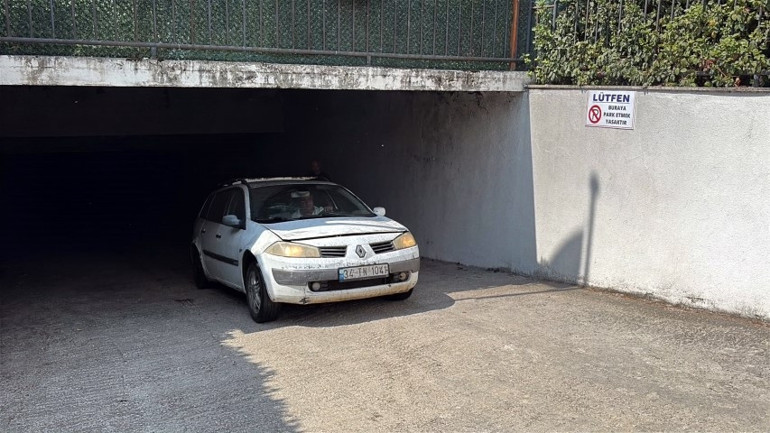 Şarjdaki elektrikli otomobil yandı, çevresindeki 2 araç zarar gördü