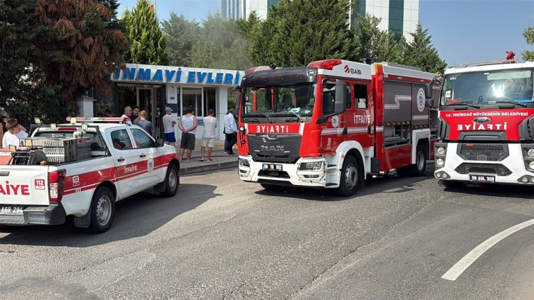 Şarjdaki elektrikli otomobil yandı, çevresindeki 2 araç zarar gördü