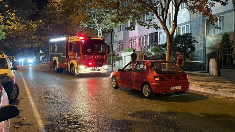 Çorluda pes dedirten olay: Arızalanan aracını yol ortasında bırakıp kaldırımda uyudu