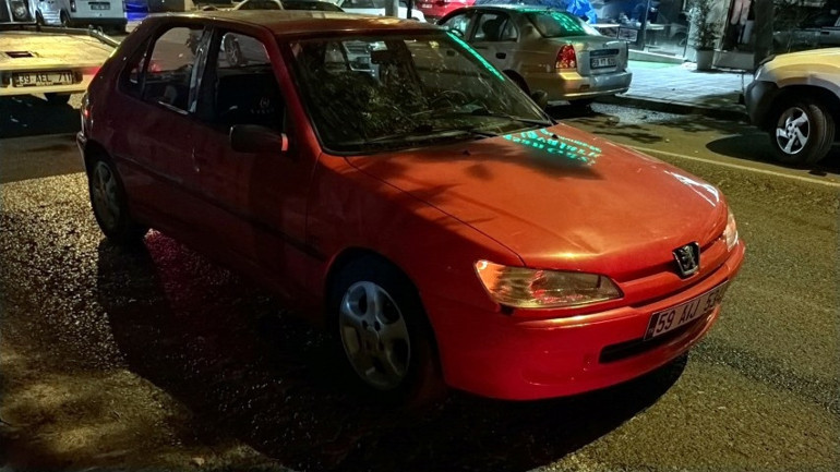 Çorluda pes dedirten olay: Arızalanan aracını yol ortasında bırakıp kaldırımda uyudu