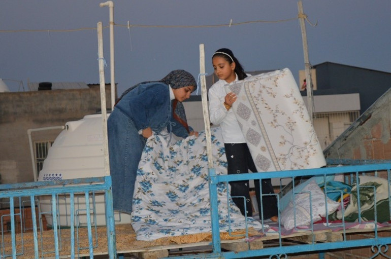 Mardinde sıcaktan bunalanların dam palas keyfi: Klimadan daha sağlıklı ve keyifli