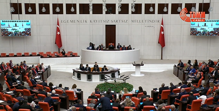 Son dakika haberi Mecliste tarihi oturum... Terörsüz Türkiye Yasası kabul edildi