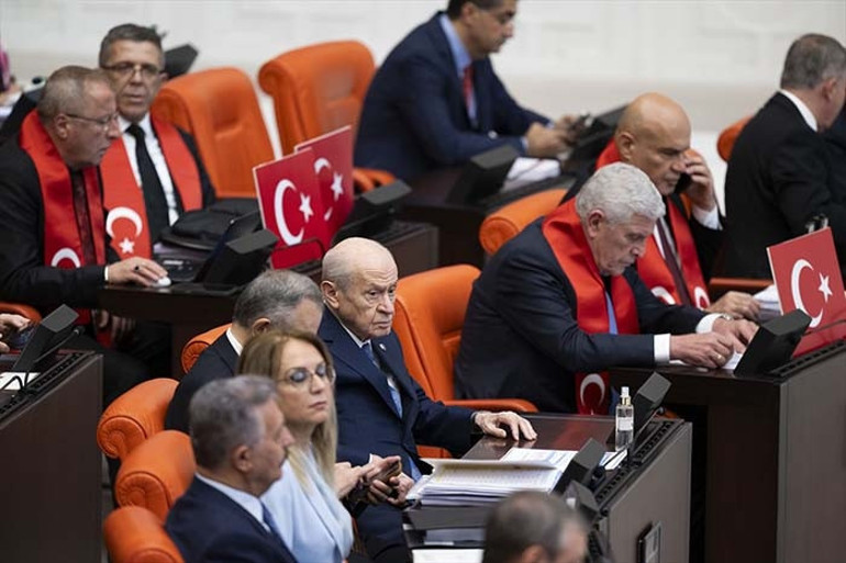 Son dakika haberi Mecliste tarihi oturum... Terörsüz Türkiye Yasası kabul edildi