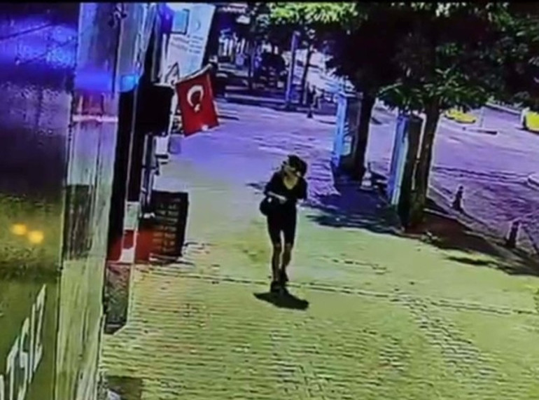 Muğla’da iş yerinin önündeki Türk bayrağını çakmakla yakan kadın şüpheli aranıyor