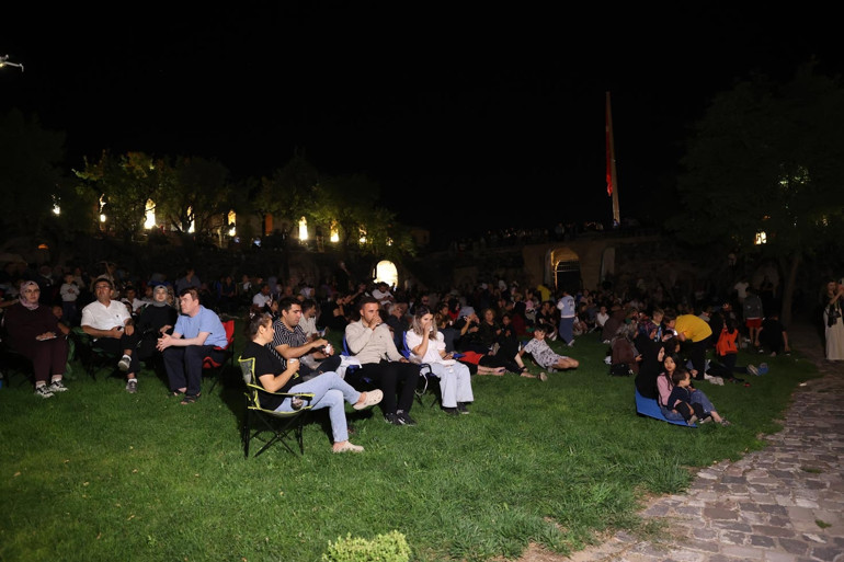 Gökyüzünde şölen Perseid meteor yağmuru ve Güneş tutulması